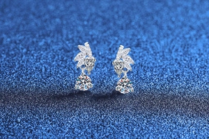 Boucles d'oreilles élégantes en argent S925 avec pierres poire, perles et un cristal suspendu