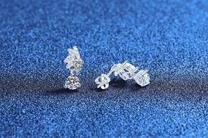 Macro de boucles d'oreilles en argent S925 avec moissanite et détails en marquise ciselée