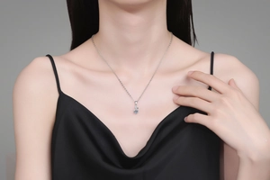 Gros plan du pendentif en moissanite bleue en forme de poire sur une chaîne en argent S925