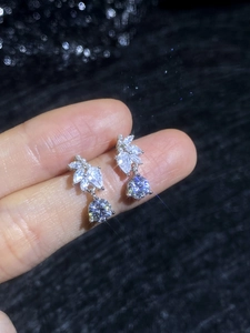 Détail macro de boucles d'oreilles en argent S925 et moissanite au design de feuille marquise