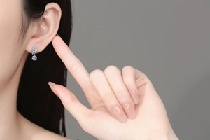 Détail d'une boucle d'oreille en argent s925 et moissanite avec design de feuille