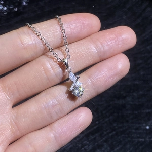 Collier pendentif feuille de bambou en argent S925 avec pierres de moissanite brillantes