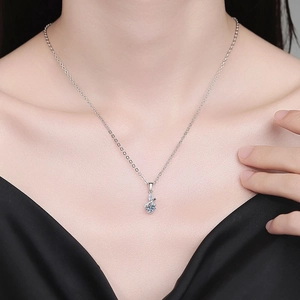 Collier avec pendentif lapin en argent massif S925 et moissanite porté par un mannequin
