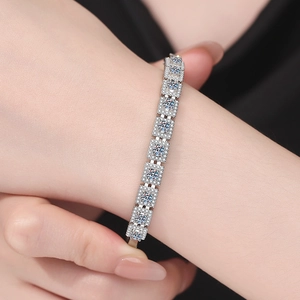 Sparkling S925 sterling silver moissanite bracelet with square halo links for women
