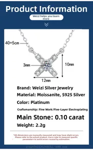 Détail du collier en argent S925 en forme de X orné d'une pierre de moissanite de 0,1ct
