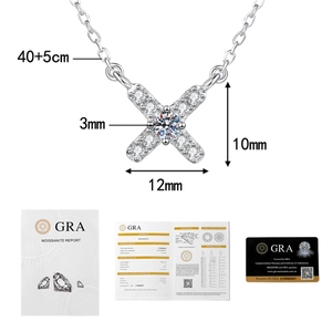 Détail macro du collier X en argent S925 avec moissanite et son certificat GRA