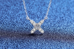 Vue macro du pendentif en argent en forme de X avec pavé de moissanite et diamant