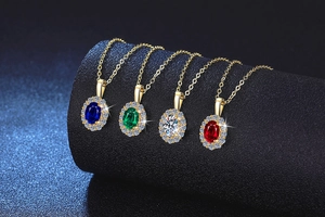 Detalle de cuatro collares con gemas ovales en rubí, zafiro, esmeralda y moissanita
