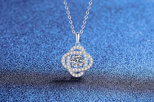 Gros plan du collier coeur en argent 925 avec pierre moissanite ronde et brillante