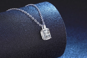 Dettaglio macro del ciondolo rettangolare in moissanite su catena in argento S925
