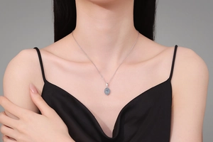 Primo piano di una collana in argento S925 con moissanite blu indossata da una modella