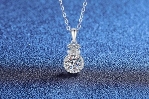 Vue macro du pendentif bouteille à vœux en argent S925 avec diamant Moissanite de 1ct