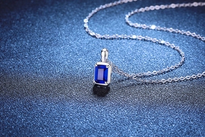 Macro-opname van S925 sterling zilveren ketting met vierkant geslepen blauwe saffier