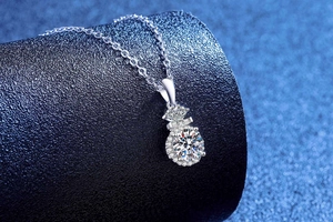 Macro de pendentif en Moissanite 1ct en argent S925 sur un fond bleu brillant élégant