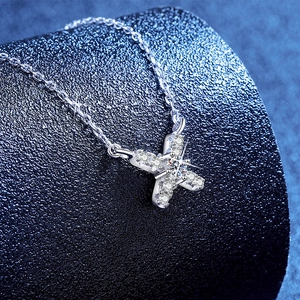 Collier minimaliste en argent S925 avec pendentif en moissanite étincelant en forme de X