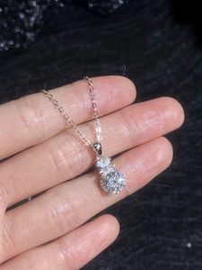 Gros plan du pendentif en moissanite 1 carat sur collier en argent s925