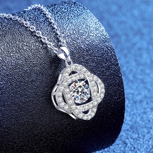 Collier en argent S925 avec pendentif cœur en moissanite sur un support de luxe bleu