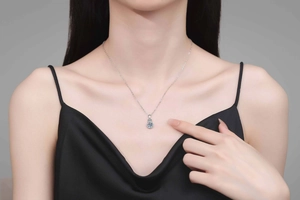 Gros plan d'un collier en argent S925 avec un pendentif solitaire rond en moissanite