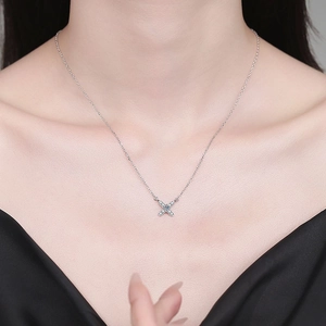 Collier X en argent 925 avec moissanite porté sur un mannequin en haut à col en V