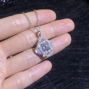 Collier rose battement de cœur en argent 925 avec moissanite tenu dans la main