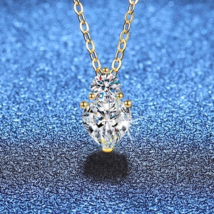 Klassische herzförmige S925 Silberkette mit funkelndem Edelstein in Gold-Optik