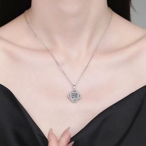 Gros plan d'un collier en argent 925 avec pendentif trèfle étincelant et moissanite