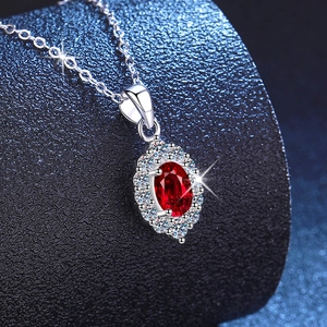 Lussuosa collana in argento sterling S925 con pendente in rubino ovale e moissanite
