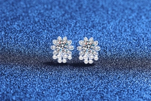 Detail of flower-shaped S925 silver stud earrings with moissanite and pearls