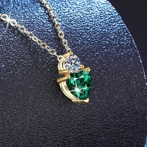 Klassische S925 Silberkette mit herzförmigem Smaragd-Anhänger und Kristall in Gold-Finish