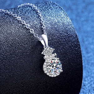 Élégant collier en argent sterling S925 avec pendentif moissanite 1ct serti rond