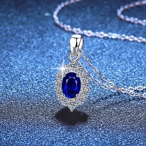 Collana in argento S925 con pendente ovale in zaffiro blu e alone di diamanti lucidi