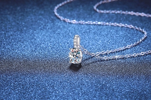 Λήψη macro μενταγιόν moissanite οβάλ κοπής με ασημένια αλυσίδα σε μπλε φόντο