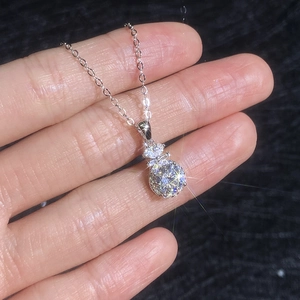 Collier en argent sterling avec pendentif en moissanite dans un serti à trois pierres