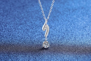 Dettaglio macro della collana moissanite in argento 925 con accenti di diamanti curvi