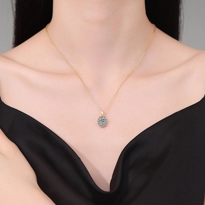 Elegante collar de plata S925 dorada con moissanita blanca y colgante halo de zafiro azul