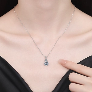 Élégant collier avec pendentif solitaire en argent sterling S925 porté par un modèle