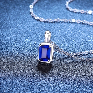 Elegante rechthoekige blauwe saffier hanger met zilveren schakelketting voor dames