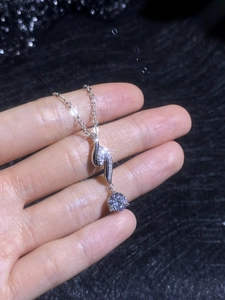 Dettaglio collana in argento S925 con pendente a curva S e pietra di moissanite tonda
