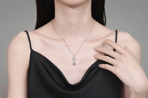 Dettaglio della collana in moissanite argento sterling S925 indossata dal modello