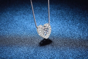 Close-up of sparkling heart pendant in 925 sterling silver with 1-carat brilliant stone