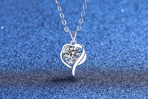 Makroaufnahme von 925er Silber Herz Kette mit 1ct Moissanit auf blauem Glitzergrund