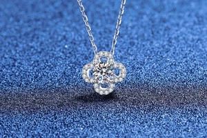 Vue macro d'un pendentif trèfle à quatre feuilles en argent S925 serti de moissanite
