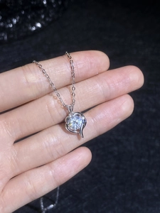 Nahaufnahme der S925 Sterlingsilber-Herz-Halskette mit einem 1ct Moissanit-Anhänger