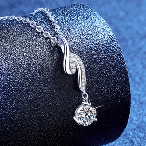 Elegante collana con pendente in argento 925 e moissanite con taglio brillante