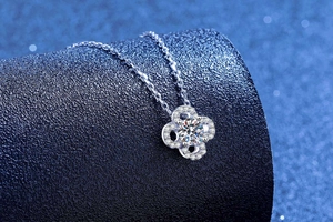 Détail du pendentif trèfle en argent S925 serti de moissanite avec éclat brillant