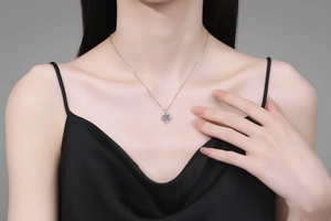 Nahaufnahme der minimalistischen S925 Silber Herz Kette mit 1ct hellblauem Moissanit-Stein