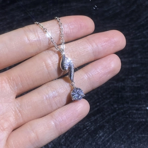 Vista a mano dell'elegante collana in argento sterling S925 con ciondolo in moissanite