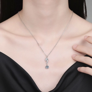 Collana in argento S925 con ciondolo in moissanite brillante indossata da modella