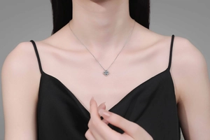 Détail du pendentif trèfle à quatre feuilles en argent S925 porté par un mannequin