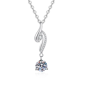Elegante collana in argento S925 con pendente in moissanite curva su sfondo bianco